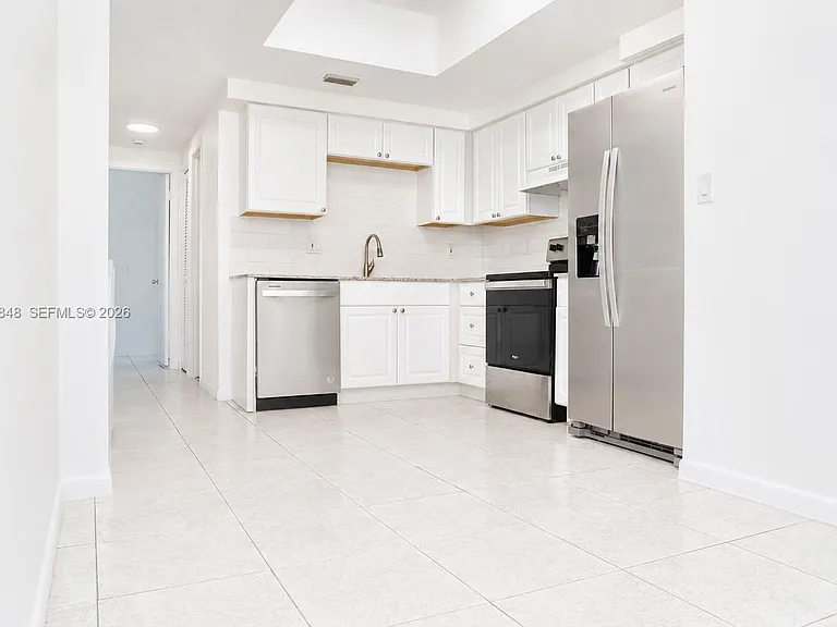 411 SE 10th St #1 — Photo 3