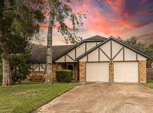 67 Sweetgum Ct, Lake Jackson, TX 77566