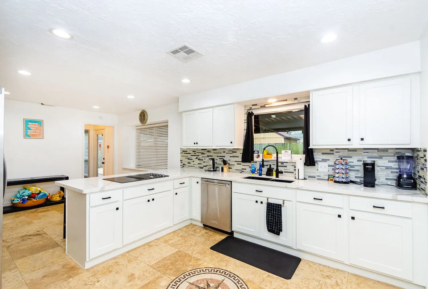 4 bed, 2.0 bath, 2615 sqft, $6,112 — Photo 3