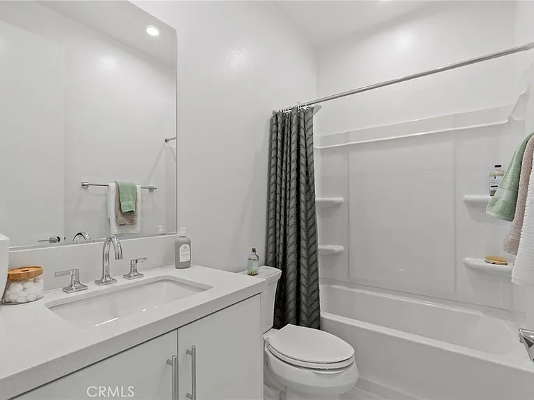 585 S Lyon St — Photo 4