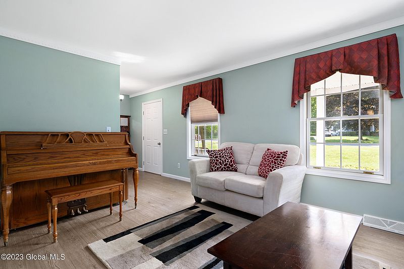 5th image of 8 Lincoln Avenue