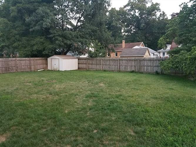 2nd image of 216 E Willow Dr