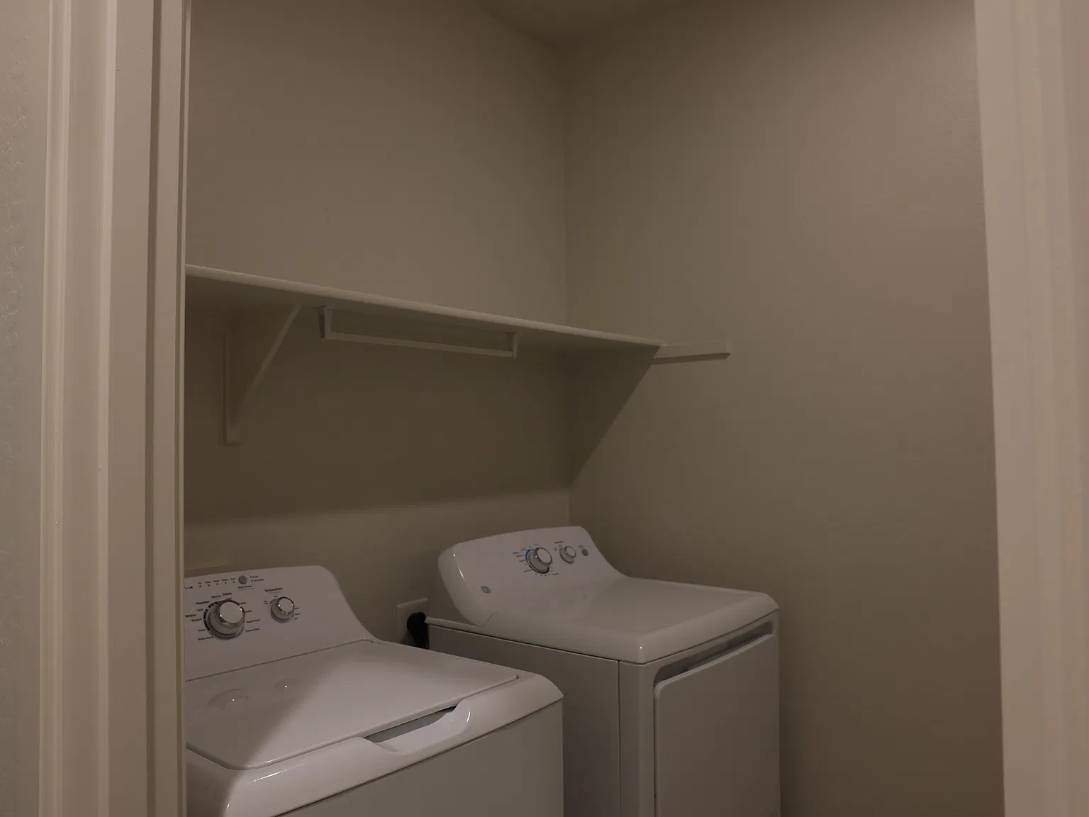 4 bed, 1976 sqft, $2,300 — Photo 1