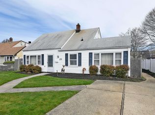 25 Bluejay Ln, Levittown, NY 11756