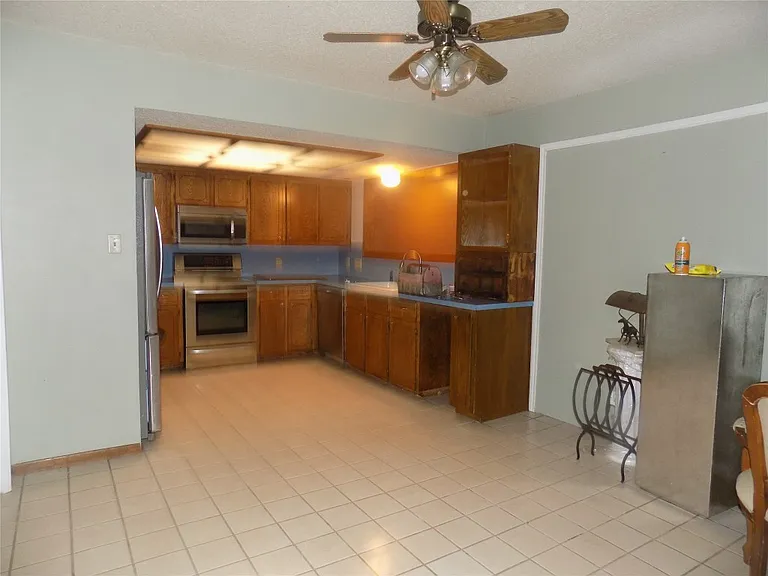 209 Oak Crest Ln — Photo 3