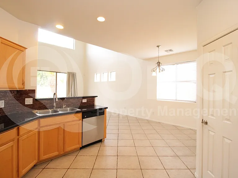 2450 E Darrel Rd — Photo 5