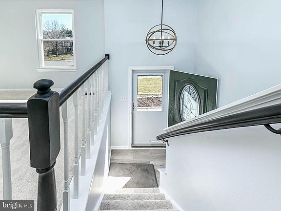 3rd image of 211 Amy Ct