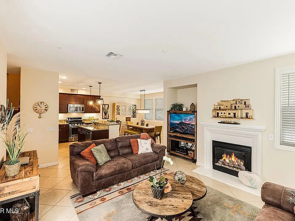 3 bed, 3.0 bath, 1611 sqft, $4,100 — Photo 2
