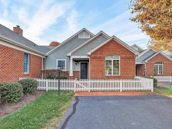 127 Village Green Dr, Penhook, VA 24137