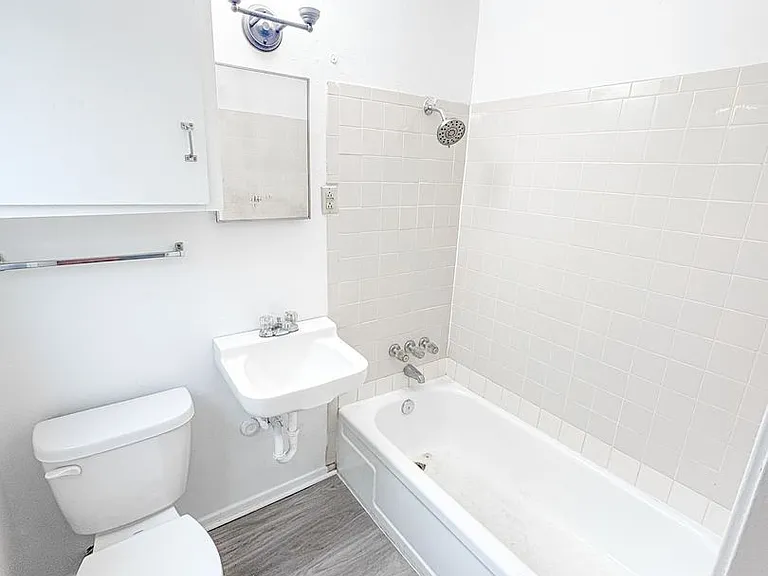 437 N Fredonia St — Photo 5