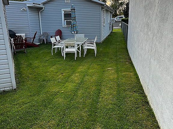 4th image of 275 Thompson Ave