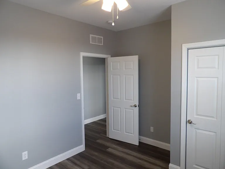 240 E Court St — Photo 32