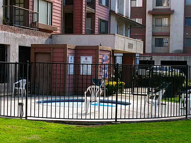 1 bed, 724 sqft, $2,400 — Photo 2