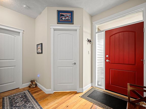 3rd image of 2462 Canuck Pl