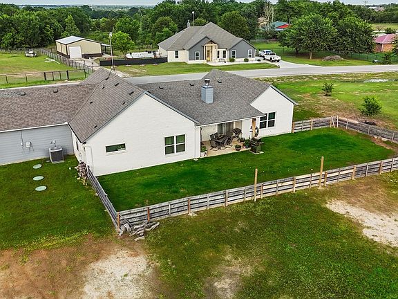 2nd image of 121 Bluegrass Trl