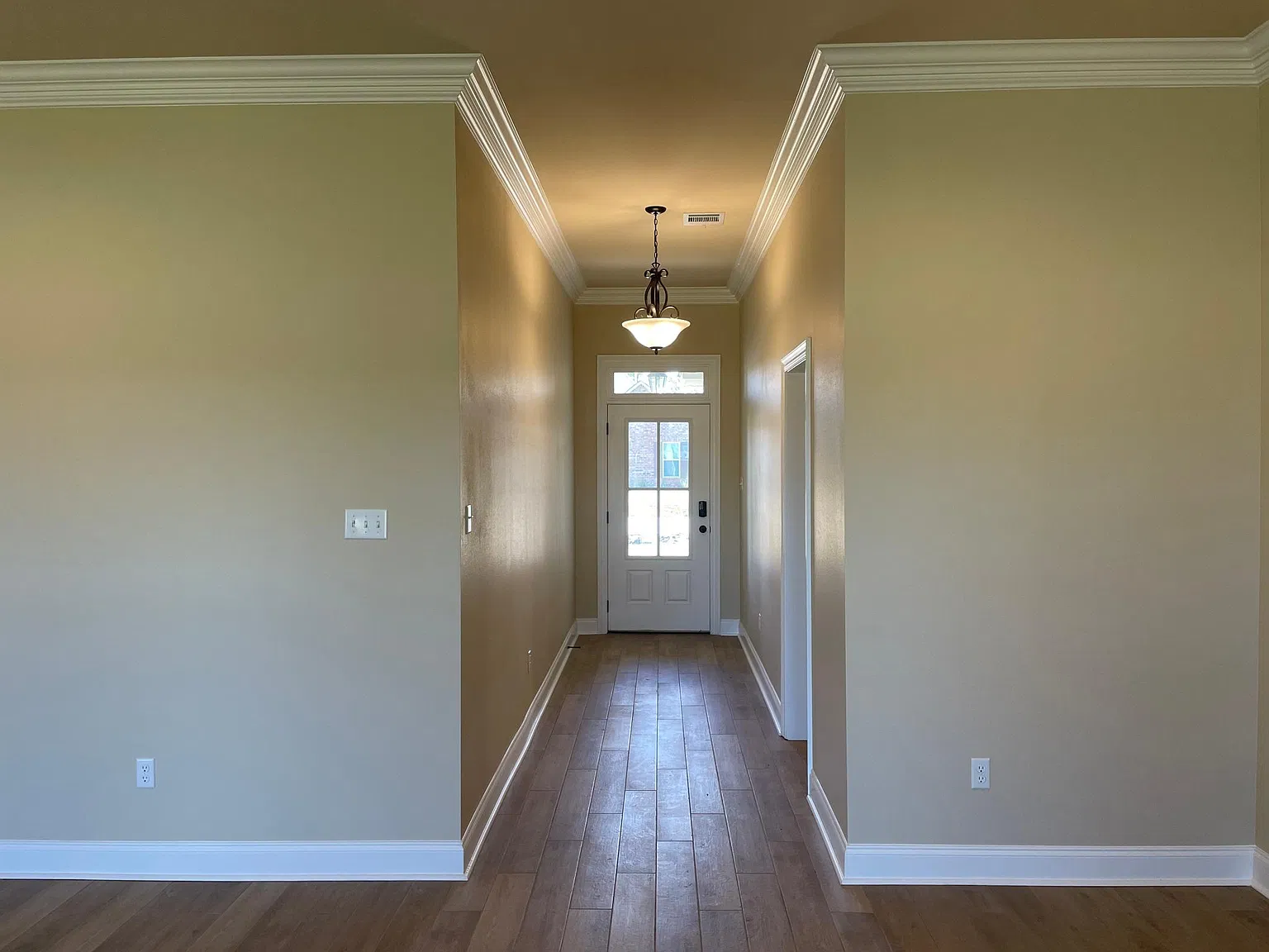 4 bed, 2204 sqft, $3,200 — Photo 4