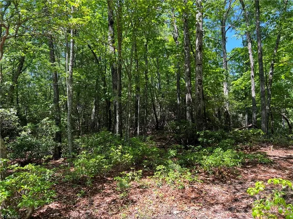 2 Breeze Hill Rd, North Wilkesboro, NC 28659
