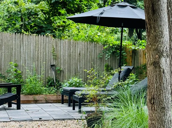 https://photos.zillowstatic.com/fp/8603352d222daa41e62021cba6116663-p_e.webp