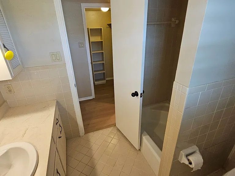 6033 Sandhurst Ln #D — Photo 38