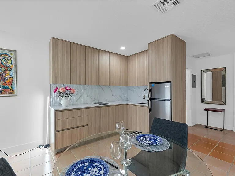 307 N Highland Dr — Photo 11
