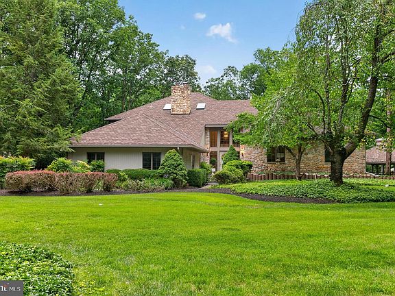 4th image of 8 Pinecrest Dr