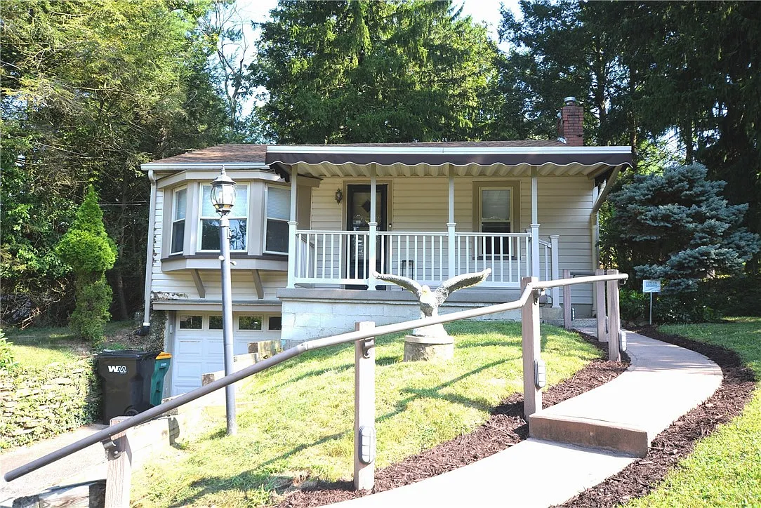 2425 Hampton Ave photo 1