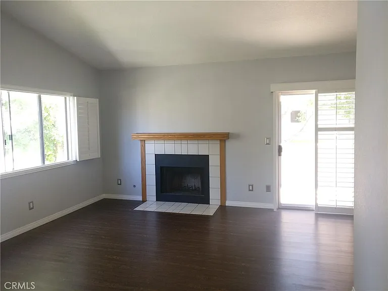 180 Greenmoor — Photo 3