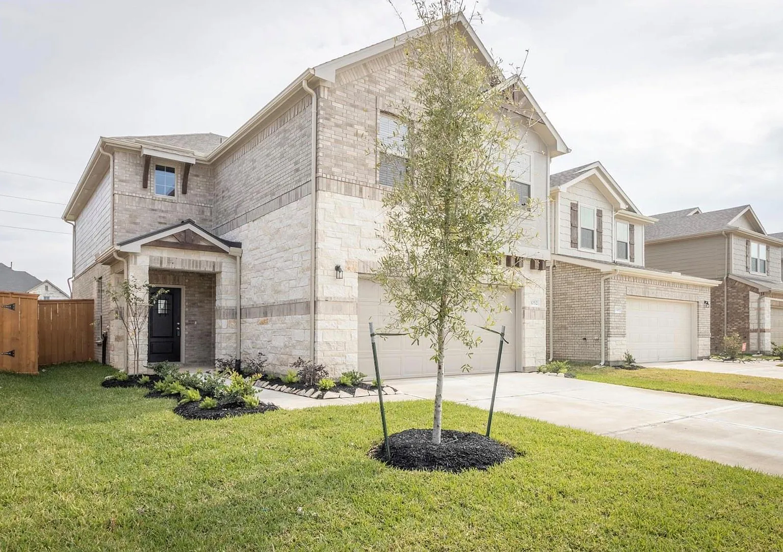 4 bed, 3.0 bath, 2470 sqft, $2,400 — Photo 2