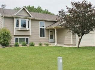 16820 N Hillcrest Ct, Eden Prairie, MN 55346