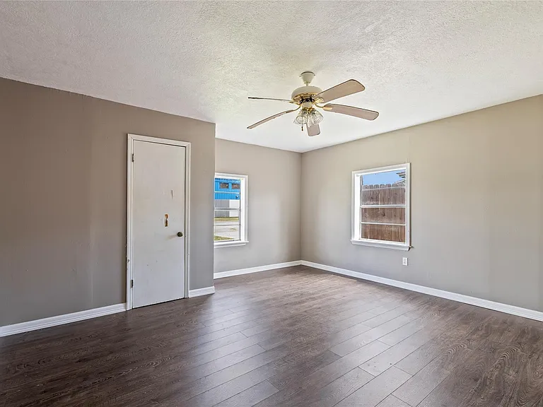 718 E Belmont St — Photo 22