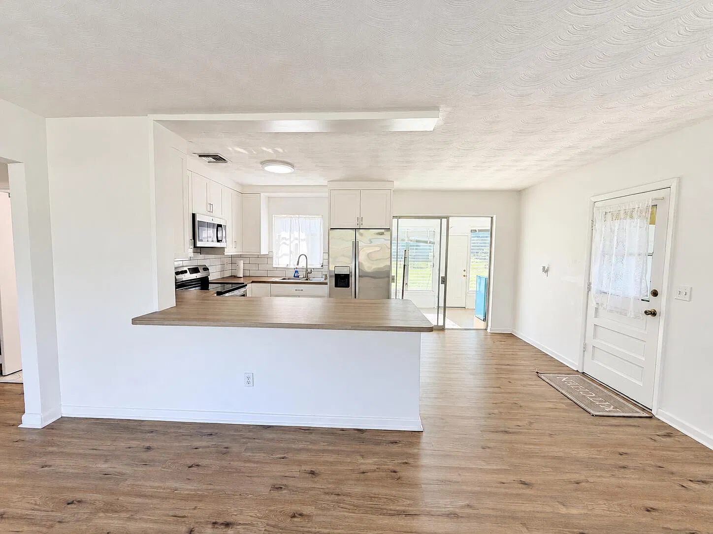 2 bed, 1.0 bath, 1027 sqft, $2,100 — Photo 4