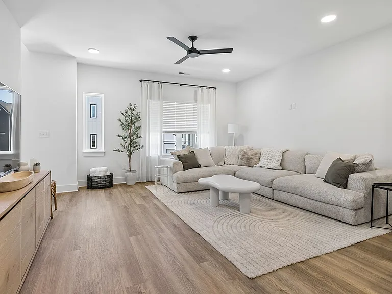 700 N Dupont Ave #310A — Photo 11