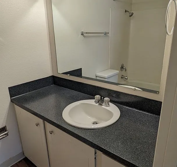 Watergate Apartments — Photo 26