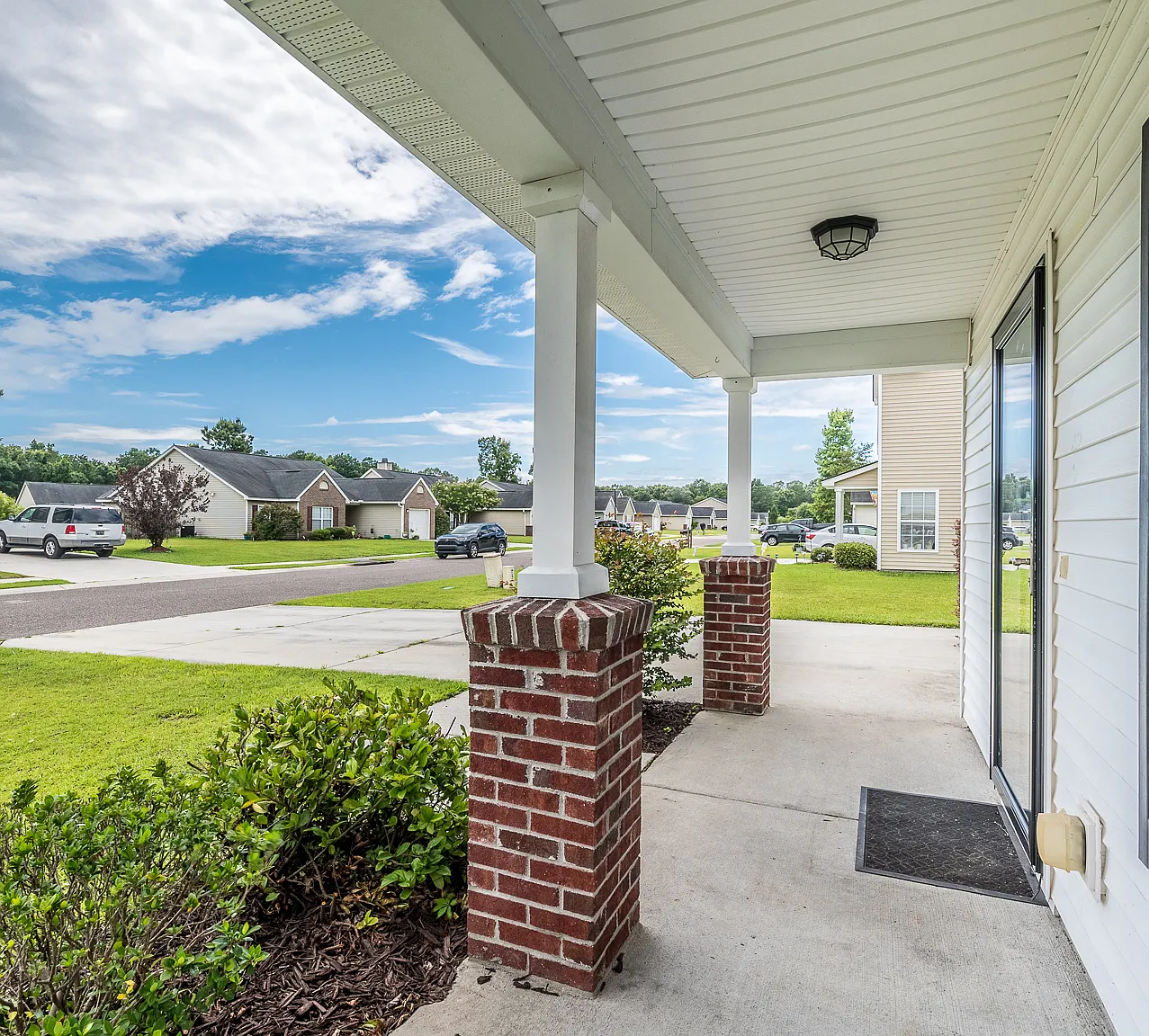 3 bed, 2.5 bath, 1675 sqft, $2,100 — Photo 3