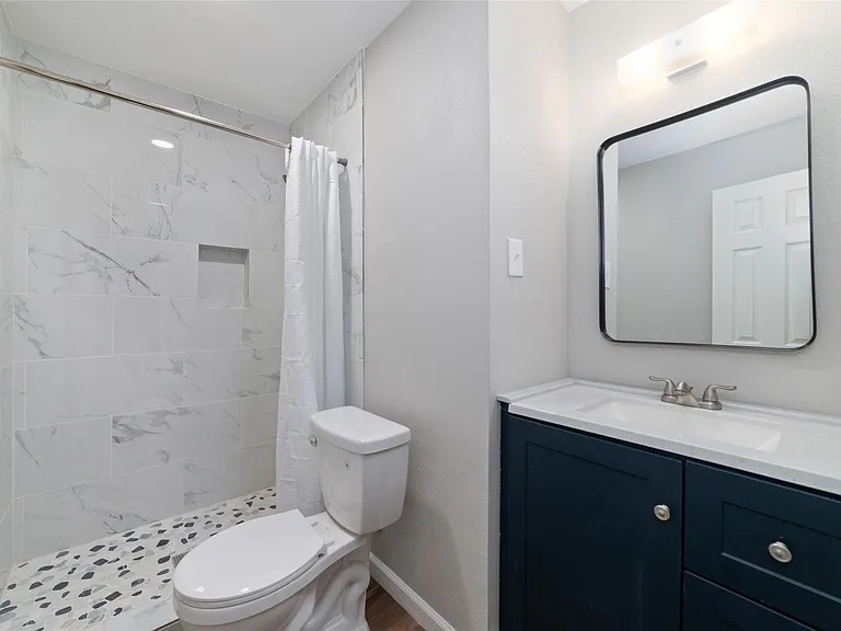 800 E Adoue St #1/2 — Photo 3