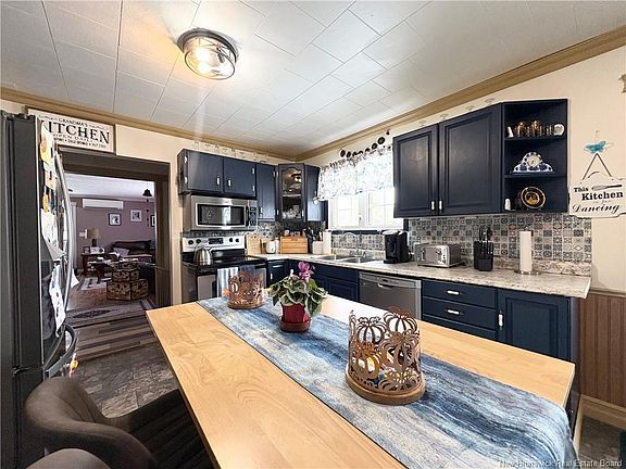 3rd image of 675 Oldfield Rd