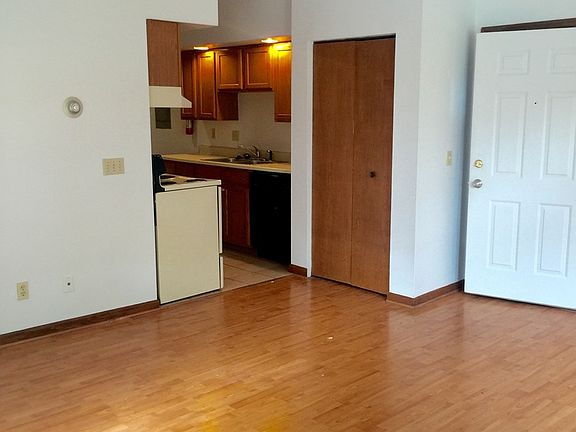 2nd image of 512 W Cross St APT 1