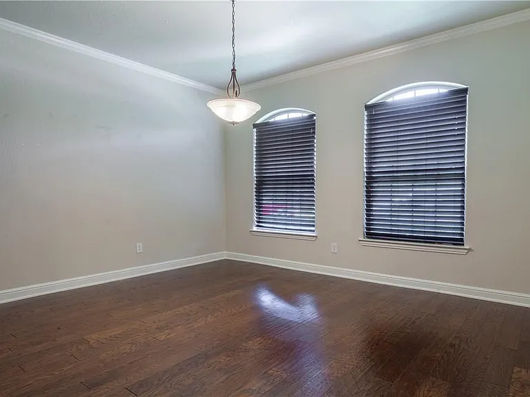 1805 Desoto Dr — Photo 16
