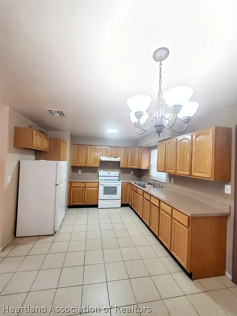 3 bed, 1.5 bath, 1008 sqft, $1,250 — Photo 3