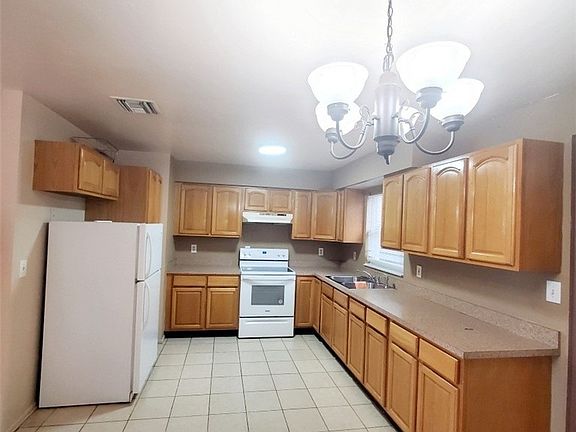 3rd image of 749 Memorial Dr
