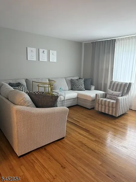 28 Chambers Ct, Clifton, NJ 07013 — Photo 2