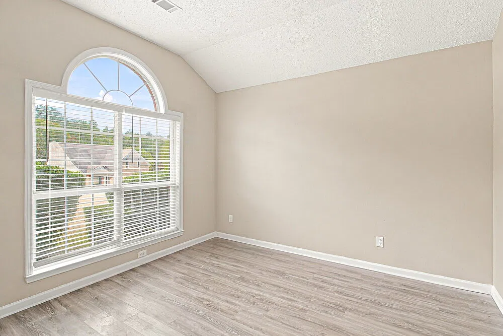 3 bed, 2.0 bath, 2131 sqft, $2,155 — Photo 4