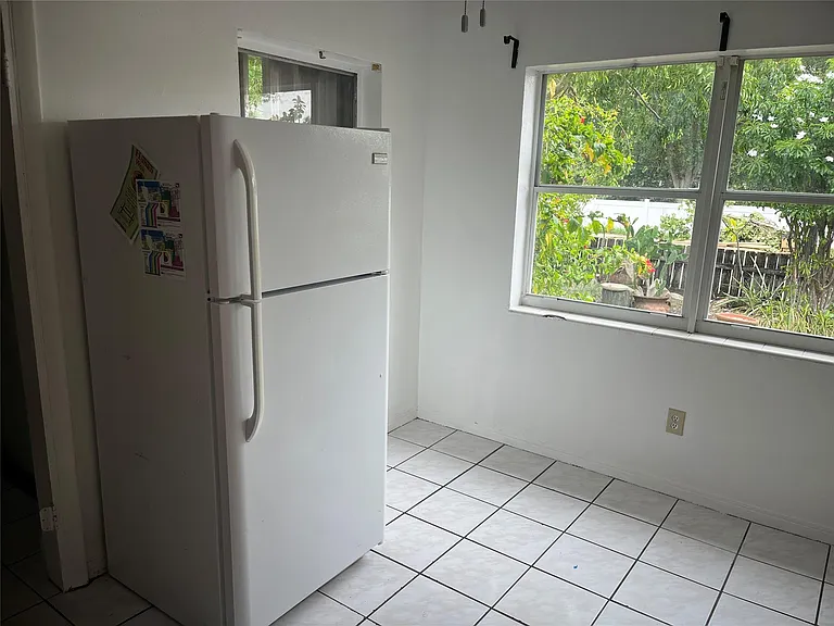 231 SW 8th St #1 — Photo 11