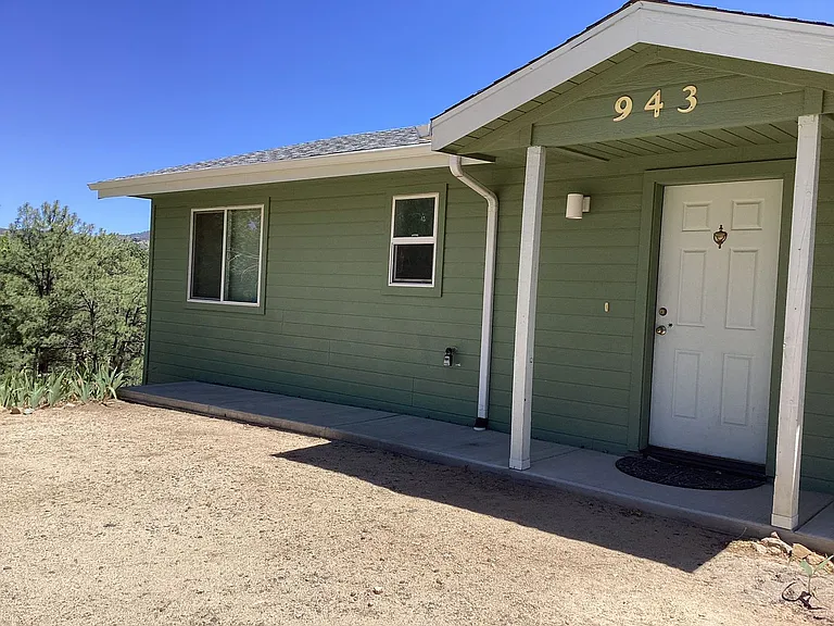 943 W Lookout Rd — Photo 2