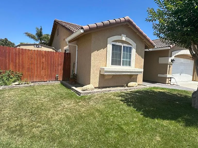 325 Princeton St — Photo 2