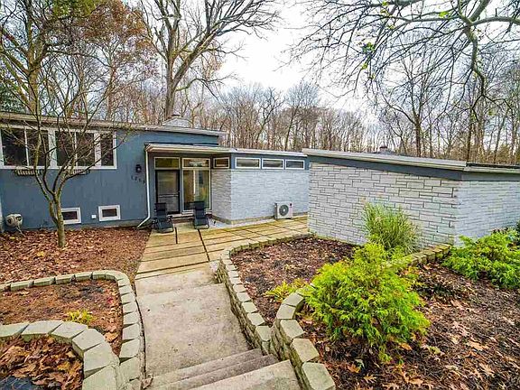 3rd image of 1115 Woodlawn Dr