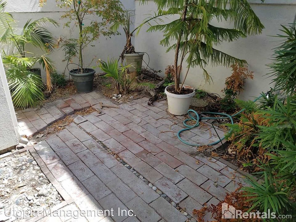 1st image of 715 Calle Los Olivos