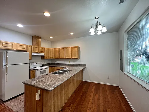 1620 W Lee St Photo 1