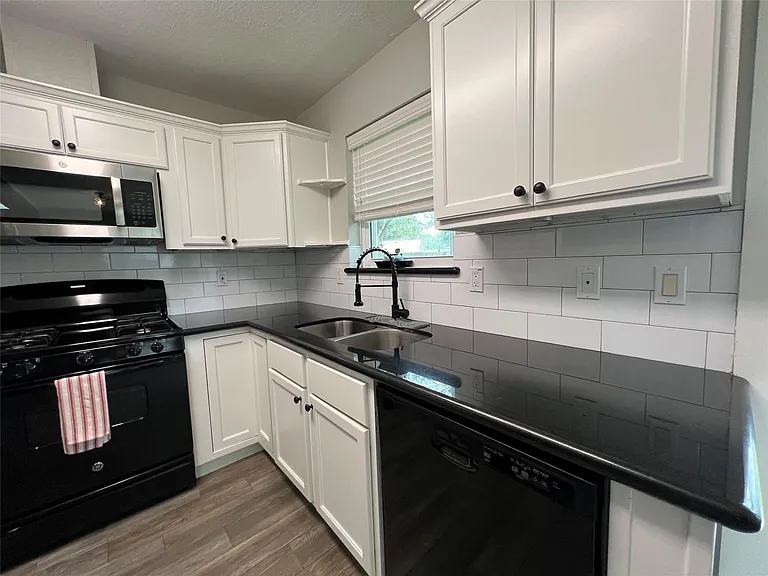 3215 Keywood Ln — Photo 9
