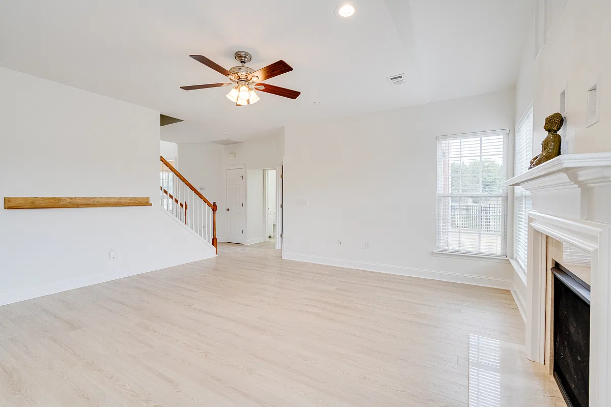 4 bed, 2.5 bath, 2456 sqft, $3,250 — Photo 2